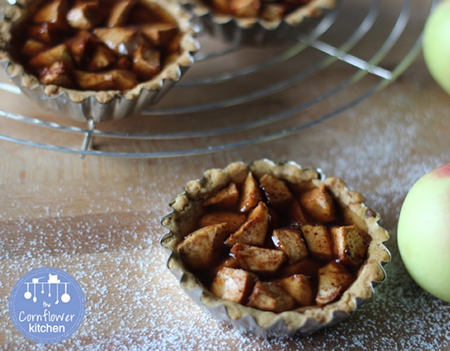 Apple jelly mini pie