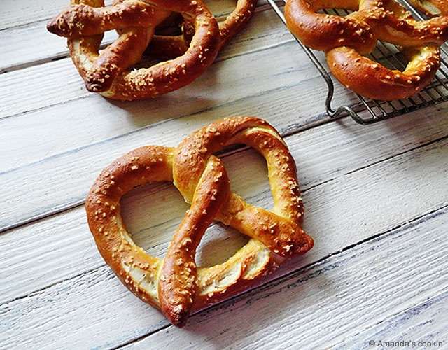 Pretzel tedeschi fatti in casa | Image courtesy of Amanda's cookin'