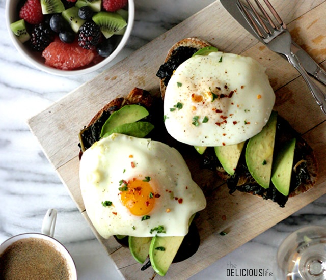 Poached eggs on avocado and kale toast | Image courtesy of The delicious life